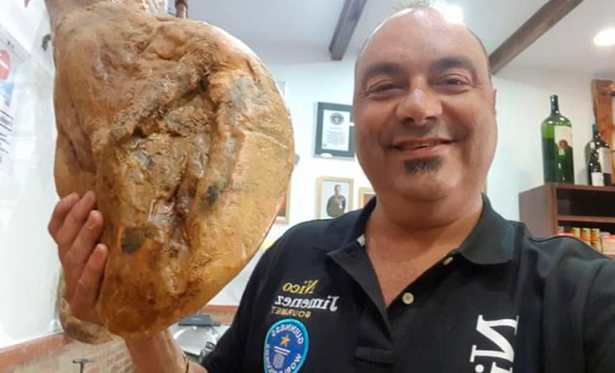 Mérida despide al cortador de jamón Nico Jiménez